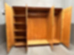 geöffneter zweifarbiger Großer Mid-Century Kleiderschrank restauriert in berlin