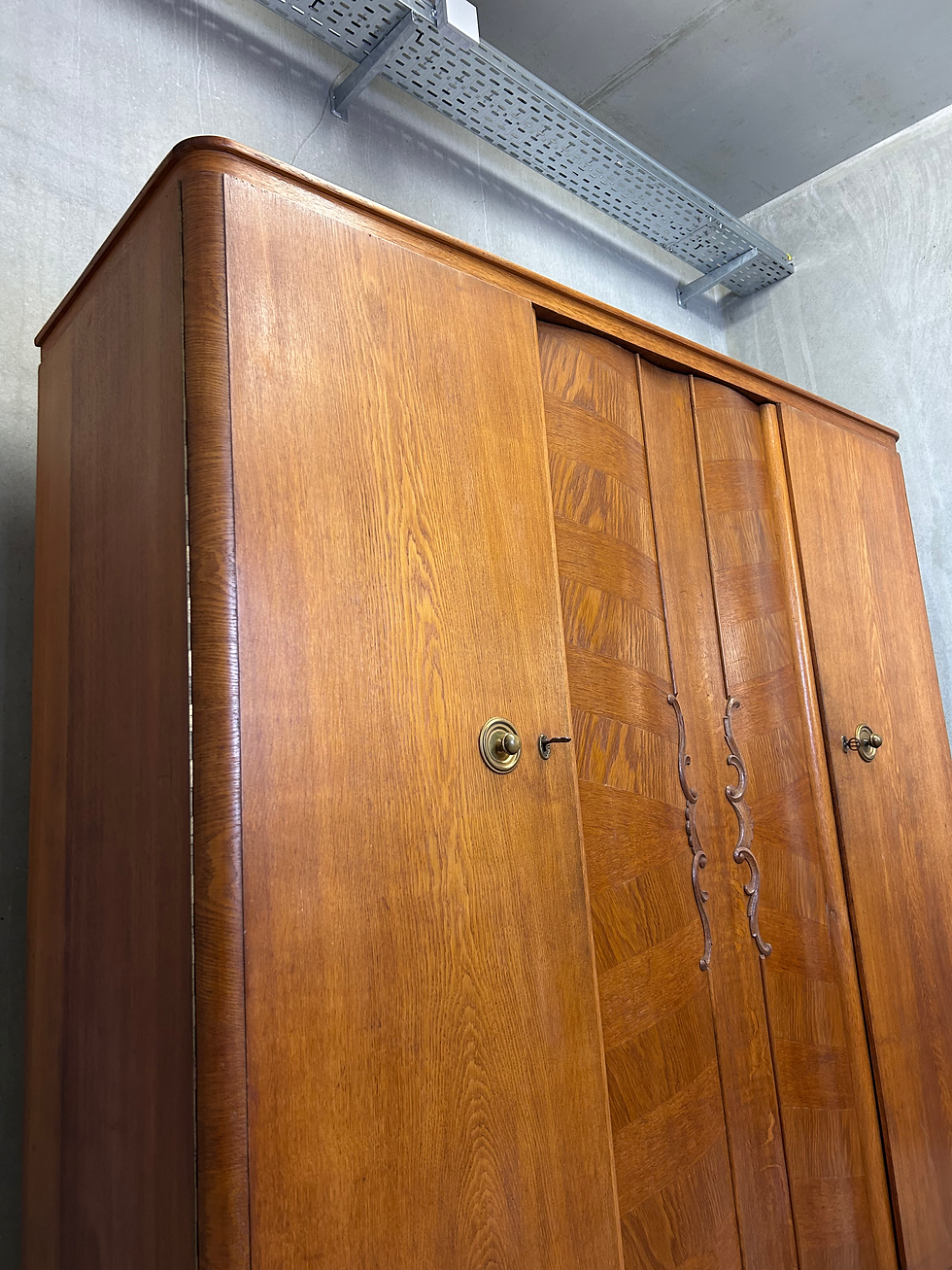 Miniaturbild: Kleiderschrank Art déco Vollholz vintage Eiche Messing Kleiderstange Schublade