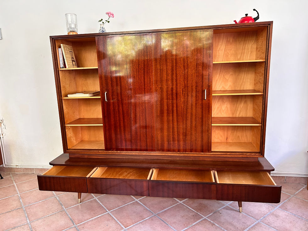 braunes Highboard mit Glasteil und kleinen Füssen mit geöffneten Türen und Schubladen