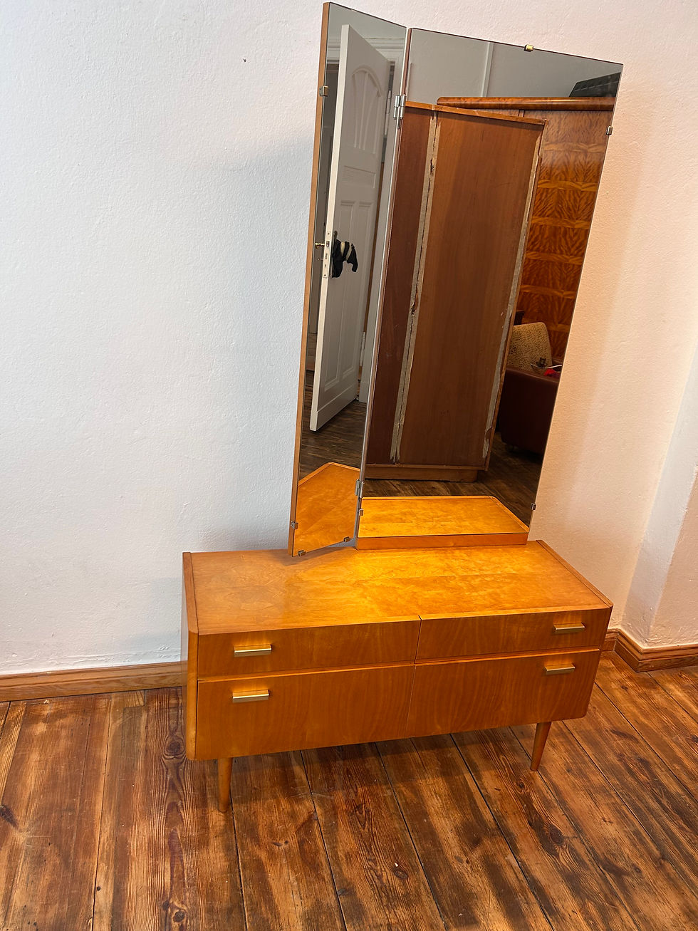 Miniaturbild: Frontalaufnahme einer originalen mid Century Kommode mit Spiegel aus den 1960er Jahren