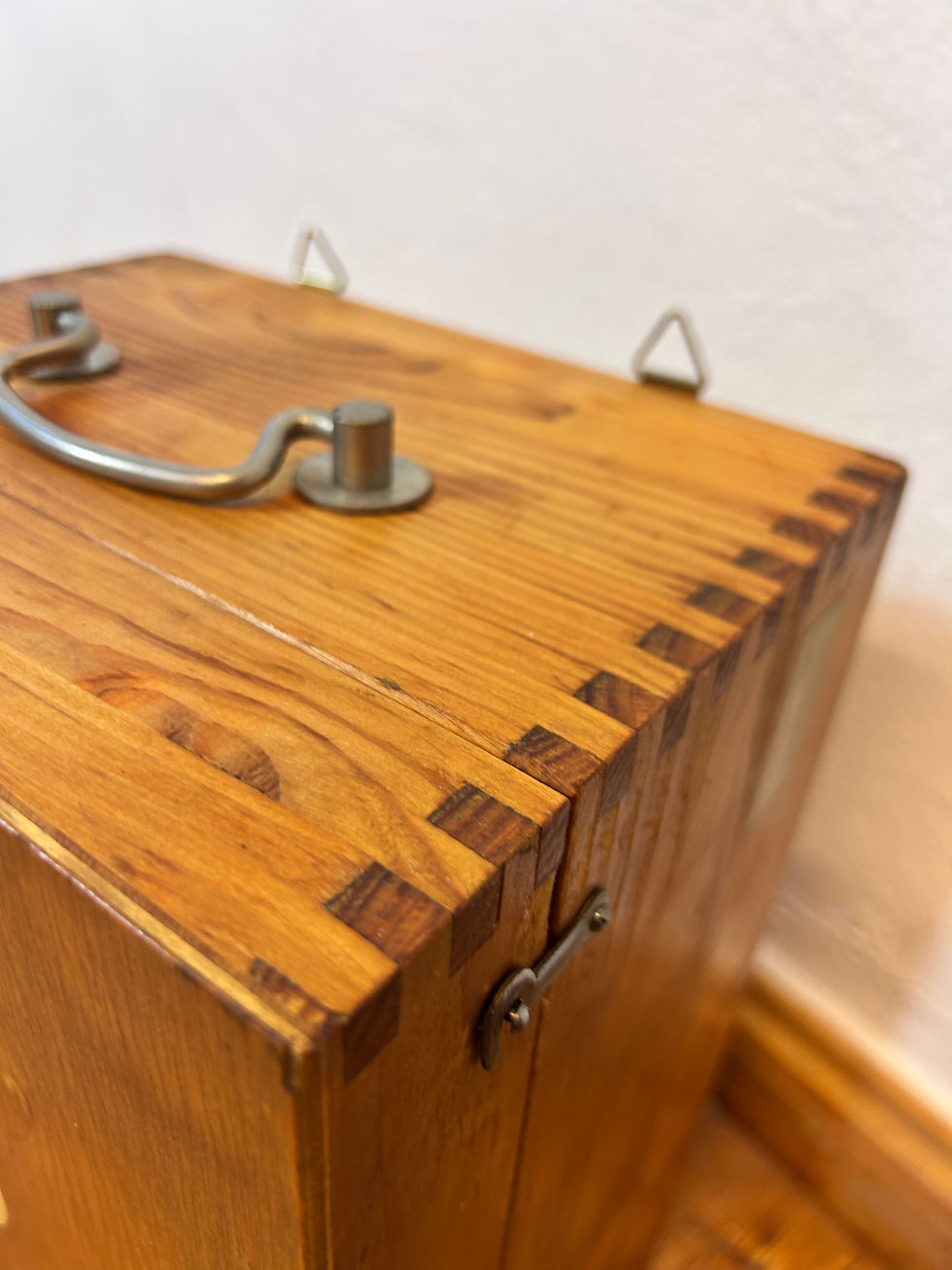 Miniaturbild: Vintage Medizinschrank Holz 60er – Vom Tischler aufgearbeitet (Inkl. Lieferung)