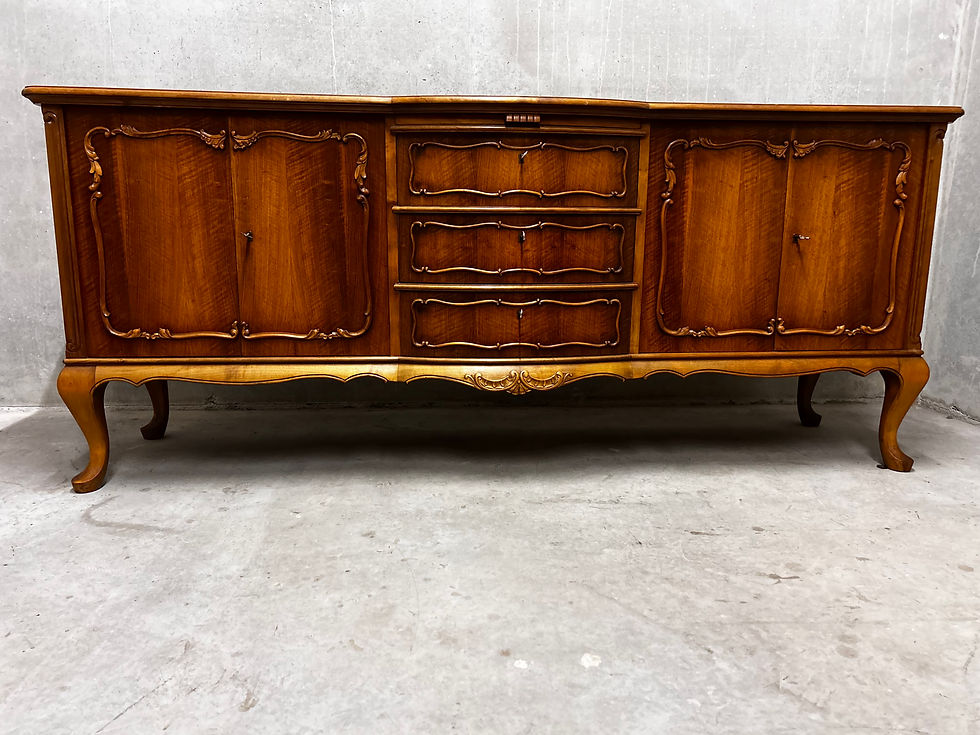 Hauptfront des restaurierten Chippendale Sideboards aus den 1950er Jahren