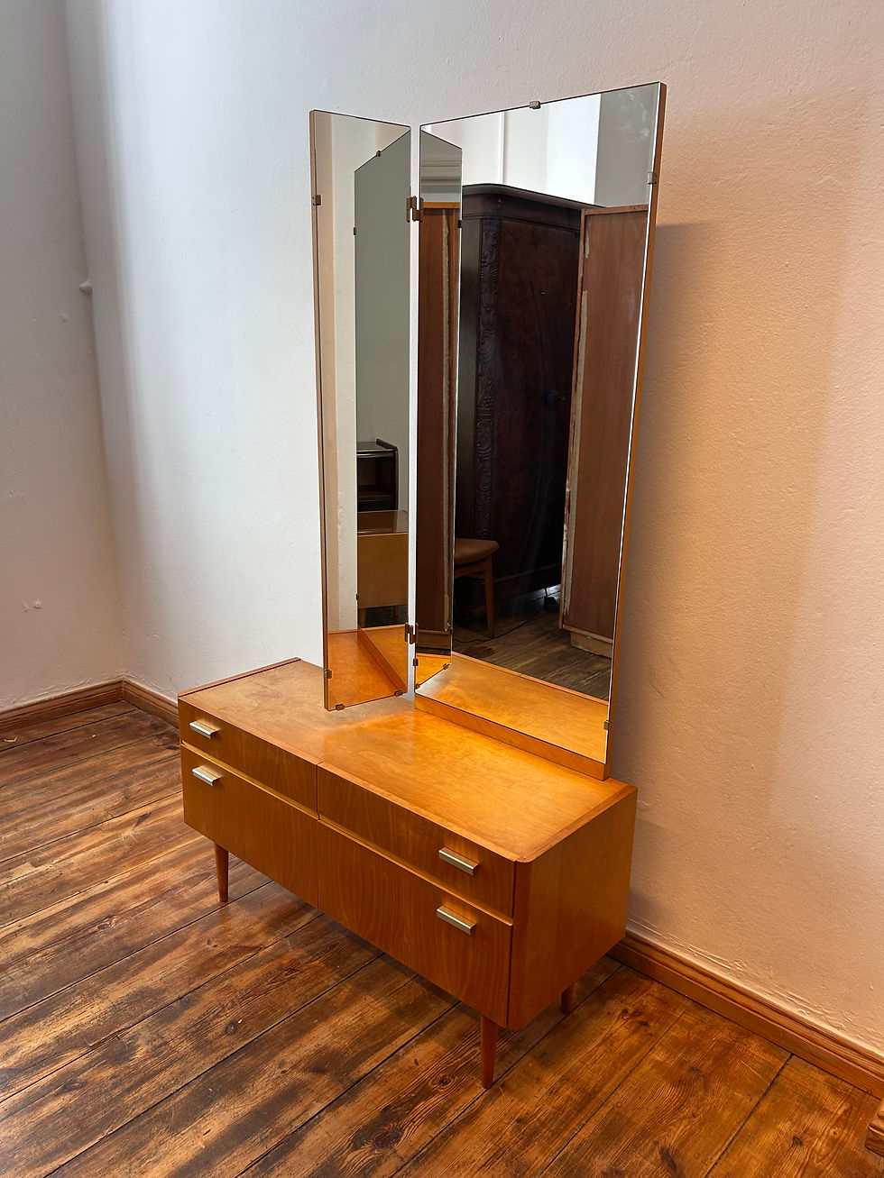 Miniaturbild: DDR Spiegelkommode mit originalen Messinggriffen auf Holzboden vor einer weisen Wand