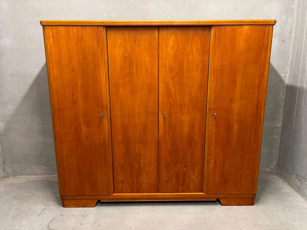brauner mid century Kleiderschrank aus Holz auf Betonboden vor Betonwand