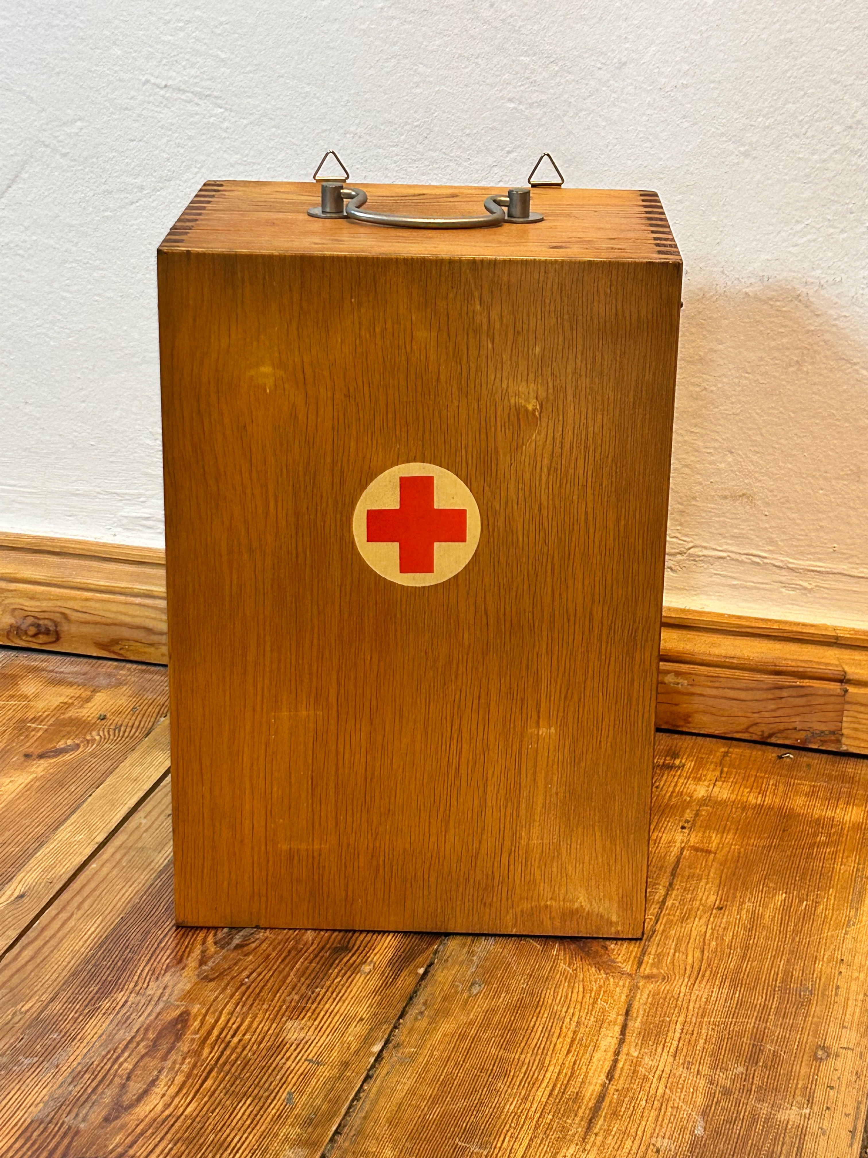 Vintage Medizinschrank Holz 60er – Vom Tischler aufgearbeitet (Inkl. Lieferung)