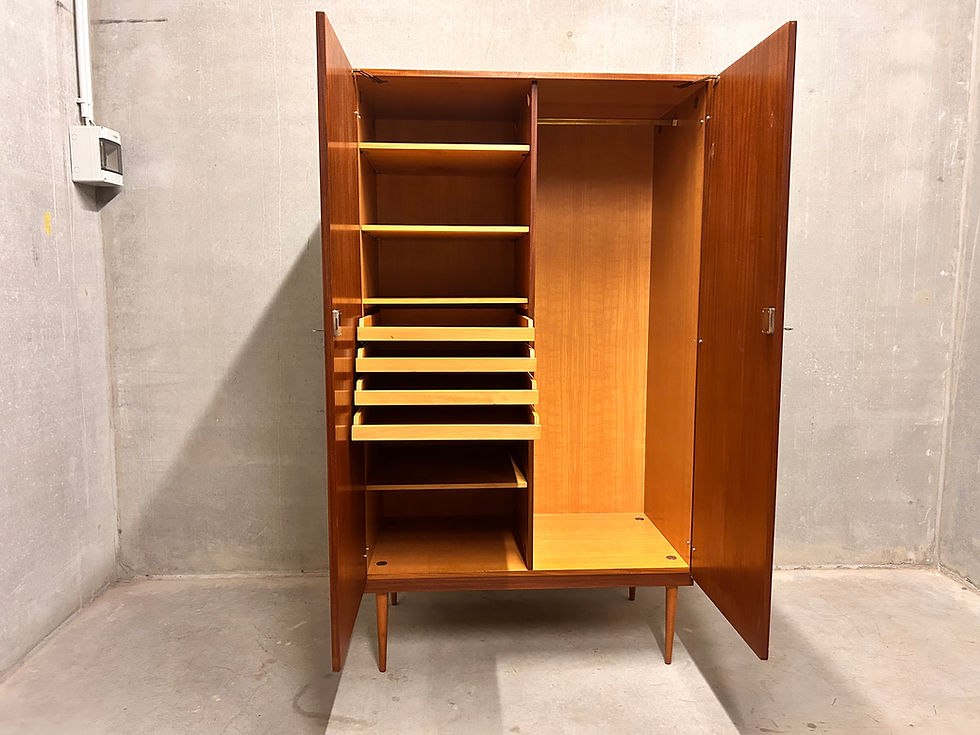 geöffneter ddr Kleiderschrank erfurt vor betonwand und betonboden