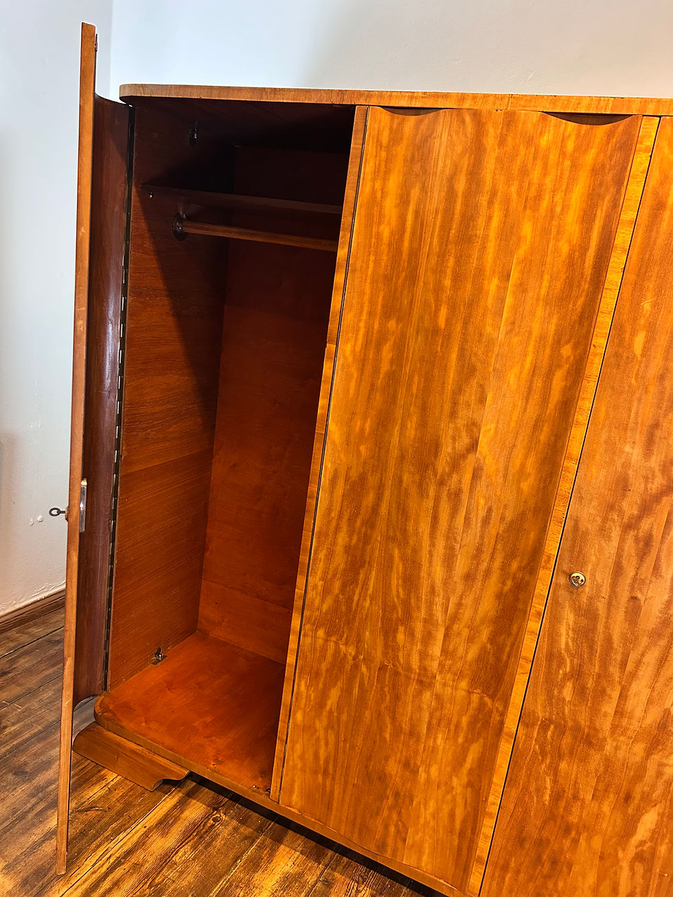 Miniaturbild: Art deco Kleiderschrank Bauhaus 2 Kleiderstangen Vollholz Vintage Möbel