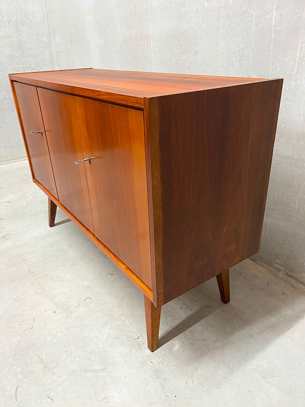 Miniaturbild: ddr sideboard aus nussbaum von der rechten seite