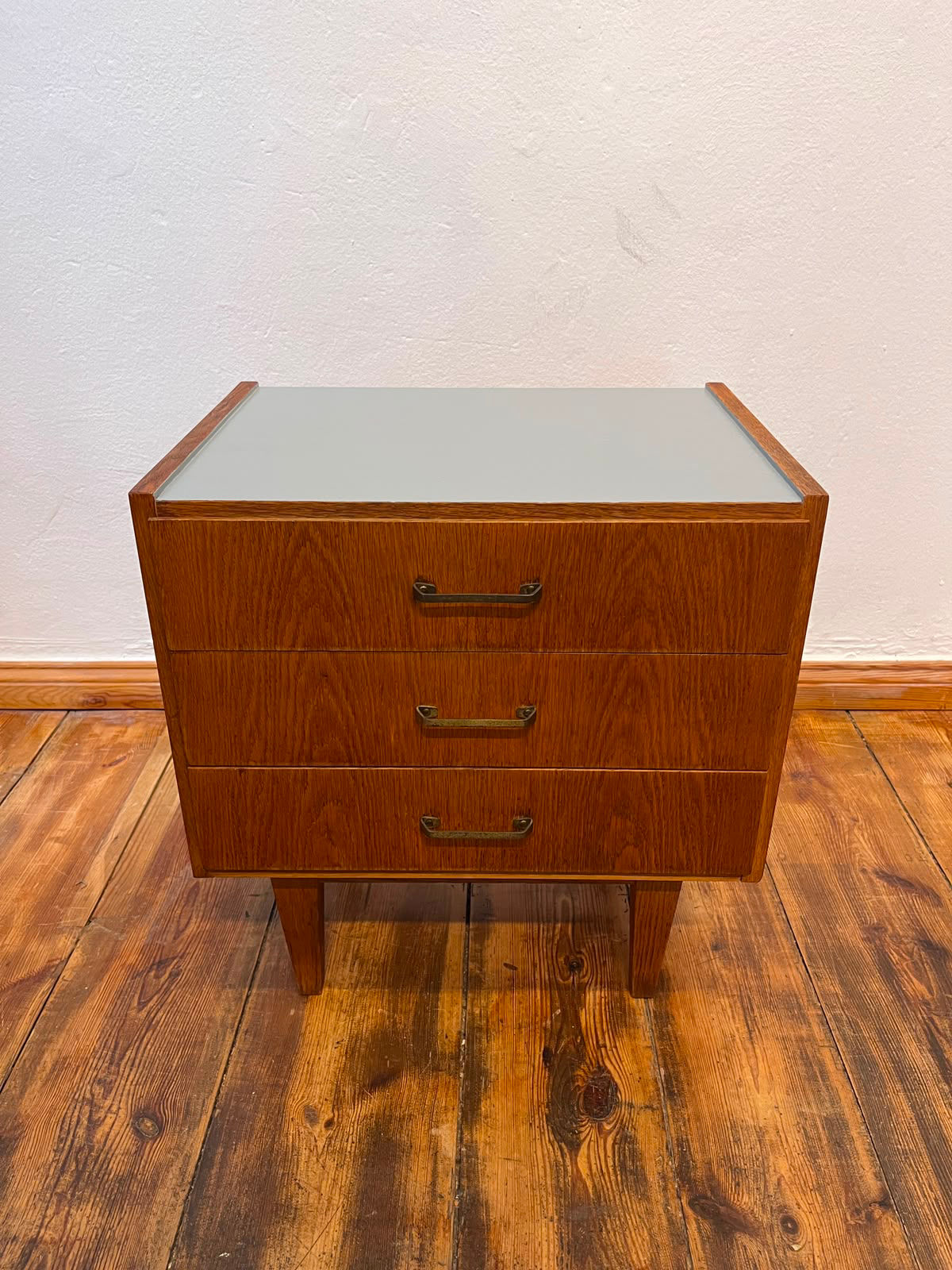 Mid-Century Upcycling-Nachttisch „Ilona“ – 60er Jahre DDR Eiche Vintage Kommode