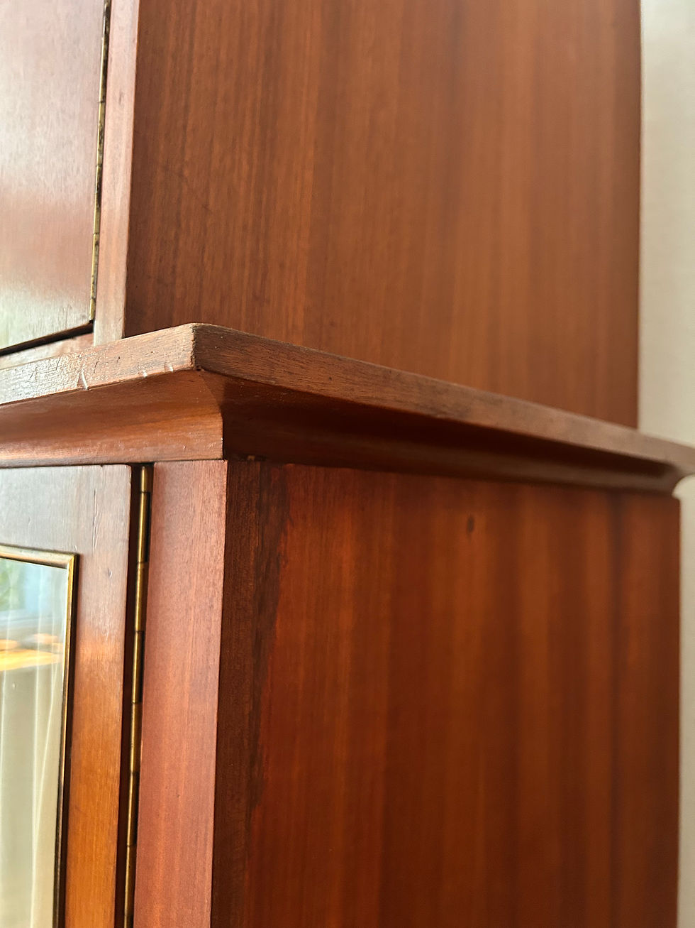 Miniaturbild: Mid Century Kleiderschrank vintage 1950er viel Stauraum I Nussbaum Glas Böden