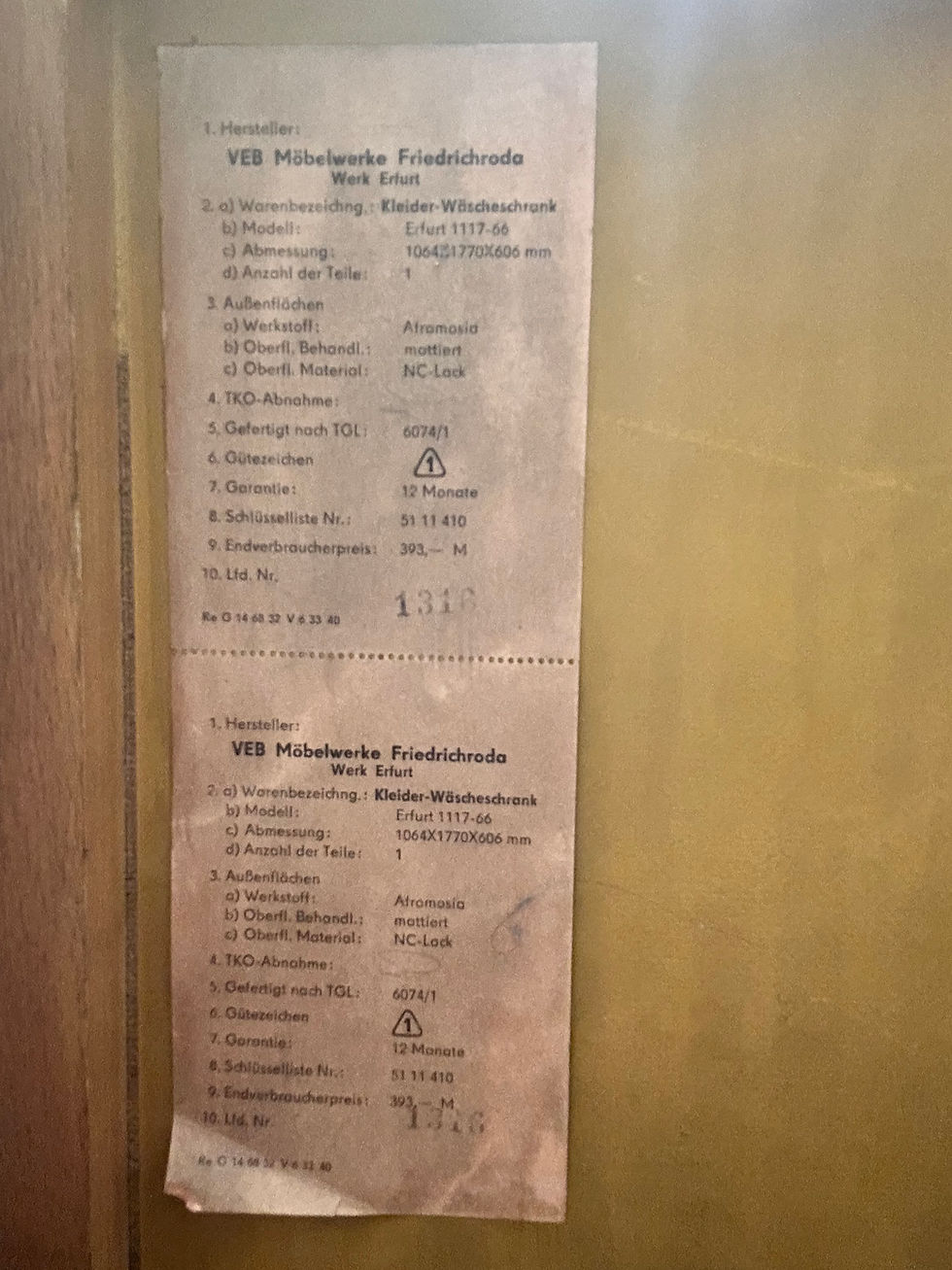 Miniaturbild: echtheitsnachweis auf der rückseite des ddr kleiderschranks erfurt aus afromosia teak von veb möbelwerke friedrichroda