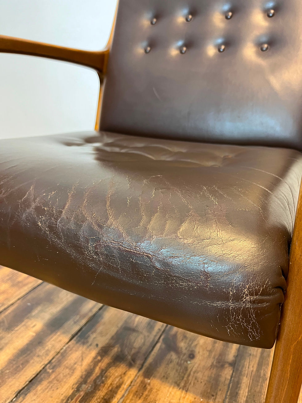 Miniaturbild: leder polster vordere kante dunkelbrauner Leder sessel mid-century mit bebrauchsspuren
