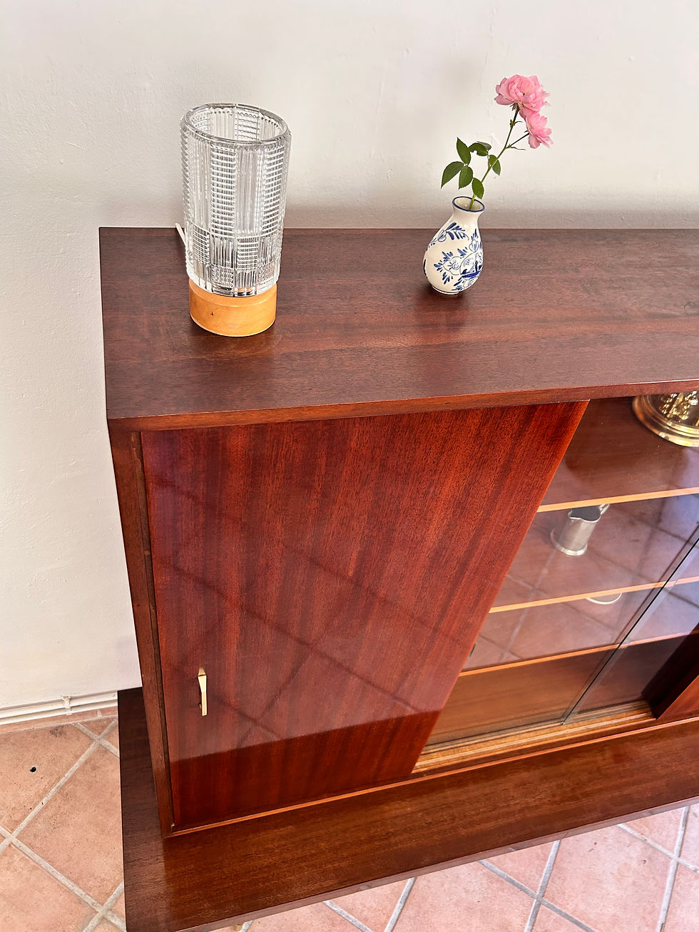 Miniaturbild: braunes Highboard mit Glasteil von oben links
