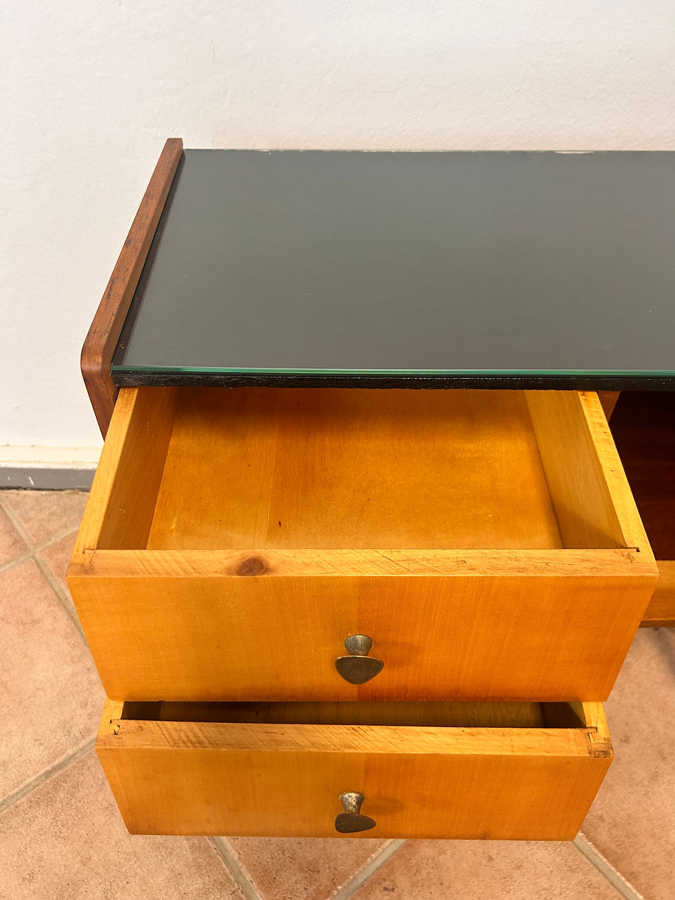 Miniaturbild: Geöffnete Schublade der kleinen Holzkommode mit Schwarzer decke