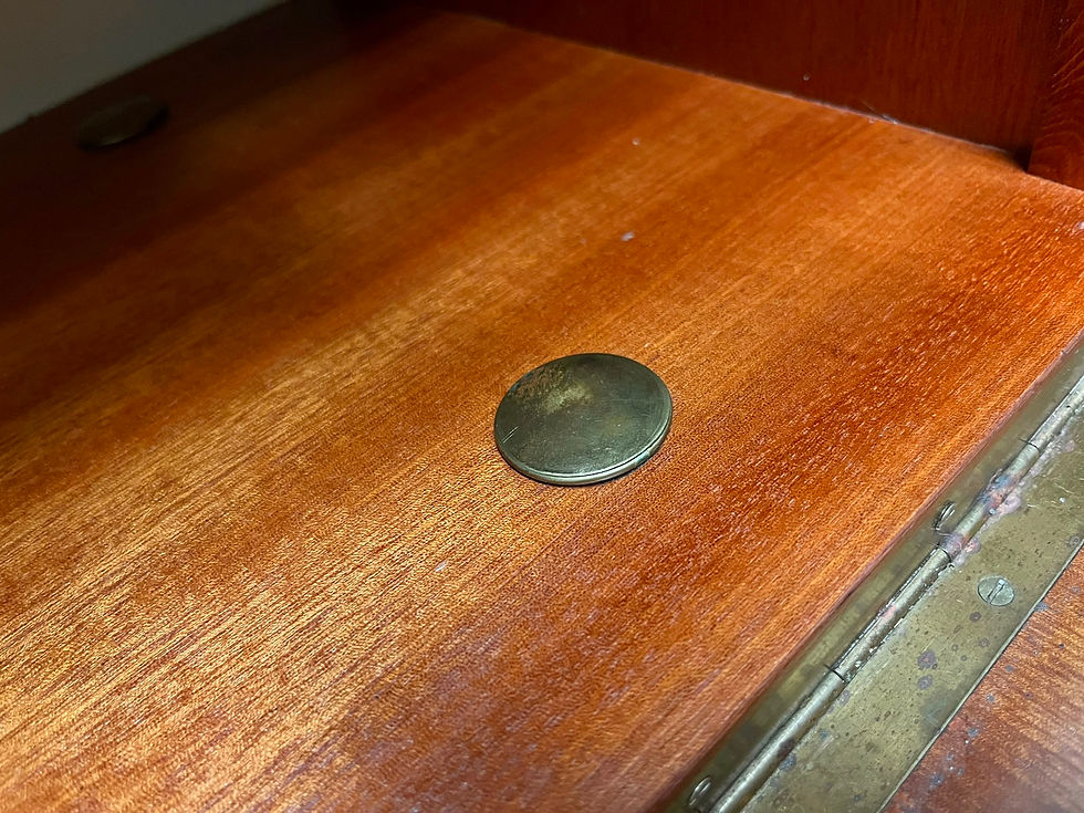Miniaturbild: schraubenabdeckung aus metall an der Innenseite der Klappe eines vintage Schuhschranks
