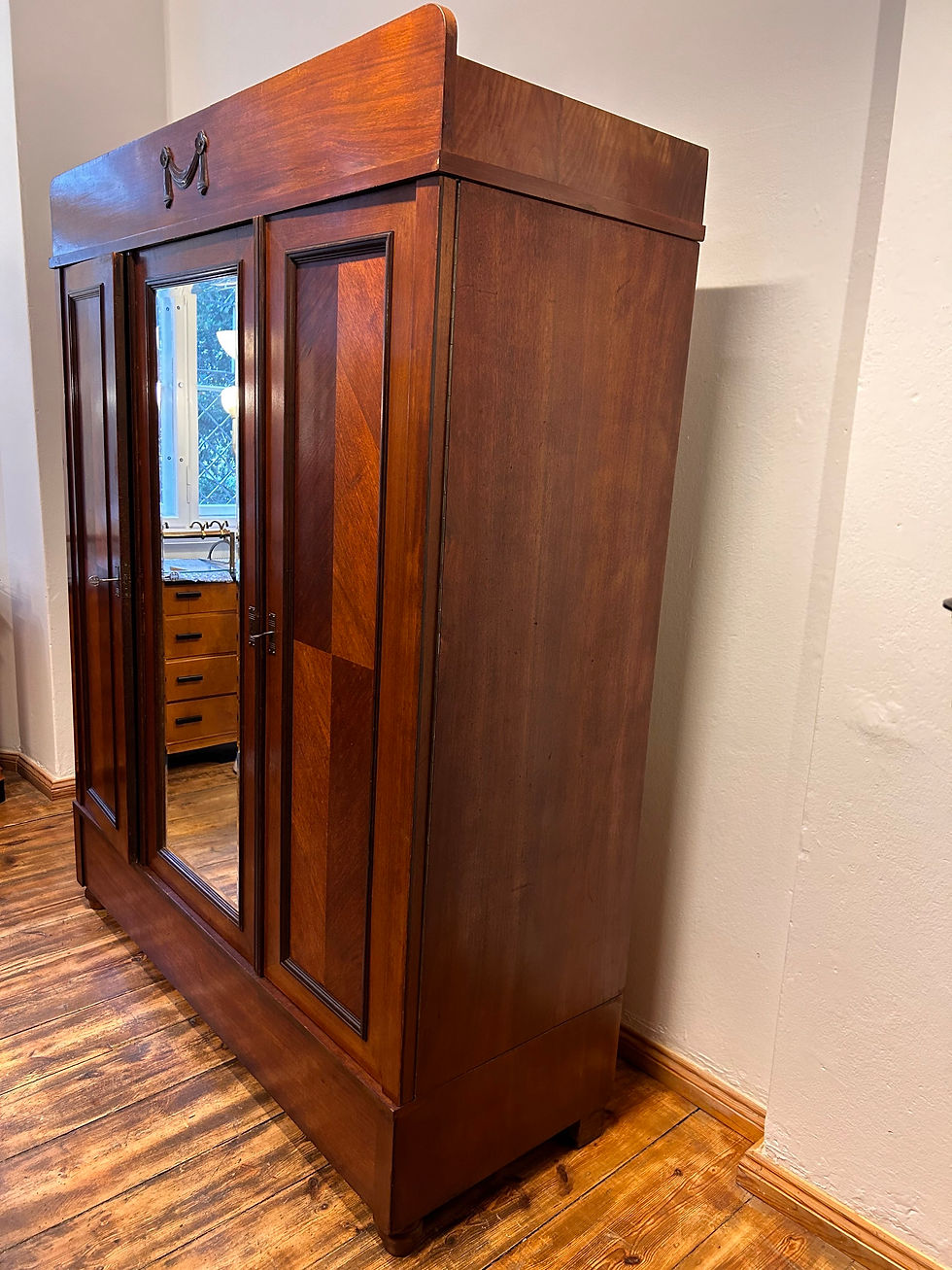 Miniaturbild: Kleiderschrank Nussbaum vintage antik Kleiderstange Spiegel Gründerzeit