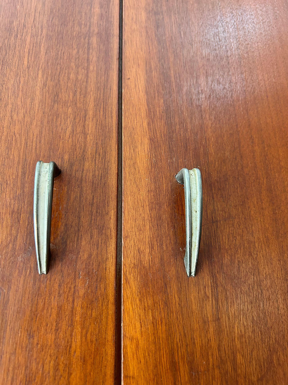 Miniaturbild: Mid Century Kleiderschrank vintage 1950er viel Stauraum I Nussbaum Glas Böden