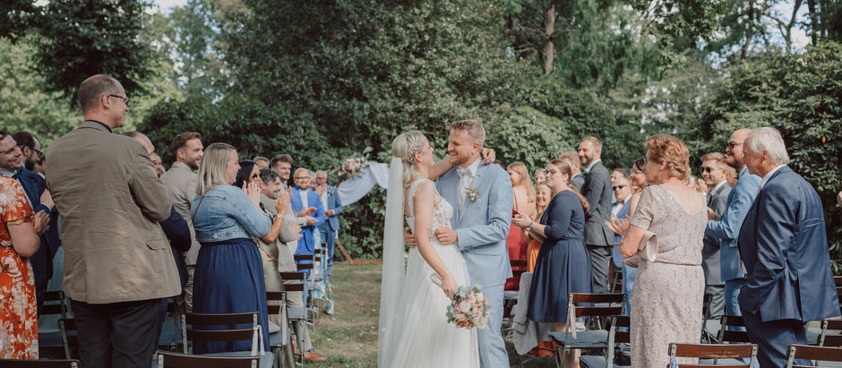 Hochzeitsfotografin Oldenburg, Brautpaar bei freier Trauung in Oldenburg auf dem Gut Wahnbek, Hochzeitsfoto Freie Trauung, Hochzeitsshooting Oldenburg, Hochzeitsfotograf Oldenburg