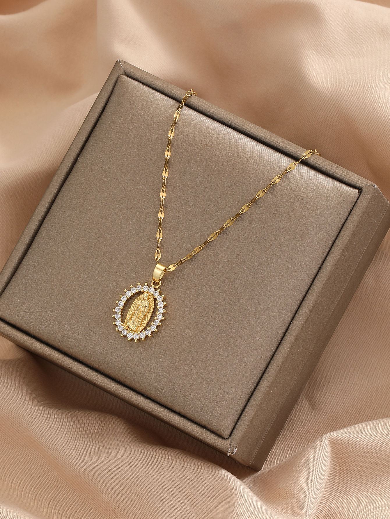 Beautiful European and American-style women's necklace featuring a Virgin Mary