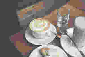 A foaming cup of cafe con miel.