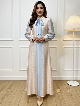 Sentuhan biru muda yang lembut dan pola yang elegan menciptakan look yang manis dan anggun