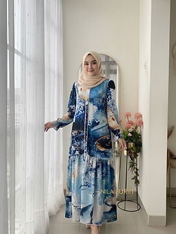 This abstract blue dress brings a perfect blend of sophistication and modern style. The fl