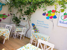 Nilada'nın huzur dolu bahçesinde açık büfe Bozcaada kahvaltısı alanı.