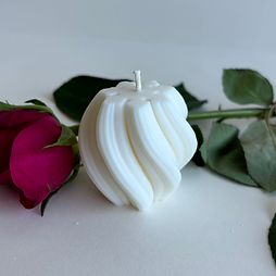 Wave : Son design ondulé évoque un mouvement fluide, entre douceur et sophistication.