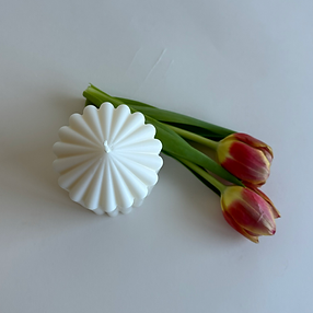 Petite Tour : Son format compact et son design en spirale en font un objet chic et minimaliste.