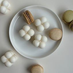 Petit Cube : Compacte mais impactante, parfaite pour une composition contemporaine.