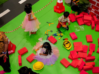 Kids playing in indoor play area in Bangalore at Skadoosh