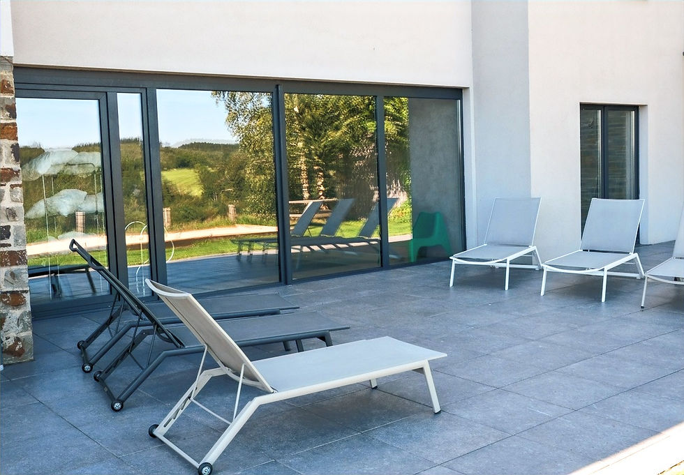 Terrasse et transats piscine