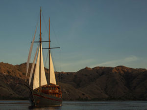 Путешествие всей семьей на уникальной лодке Vela, Индонезия