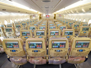 Эмирейтс отмечает 30-летие лучших в небе развлечений и связи на борту