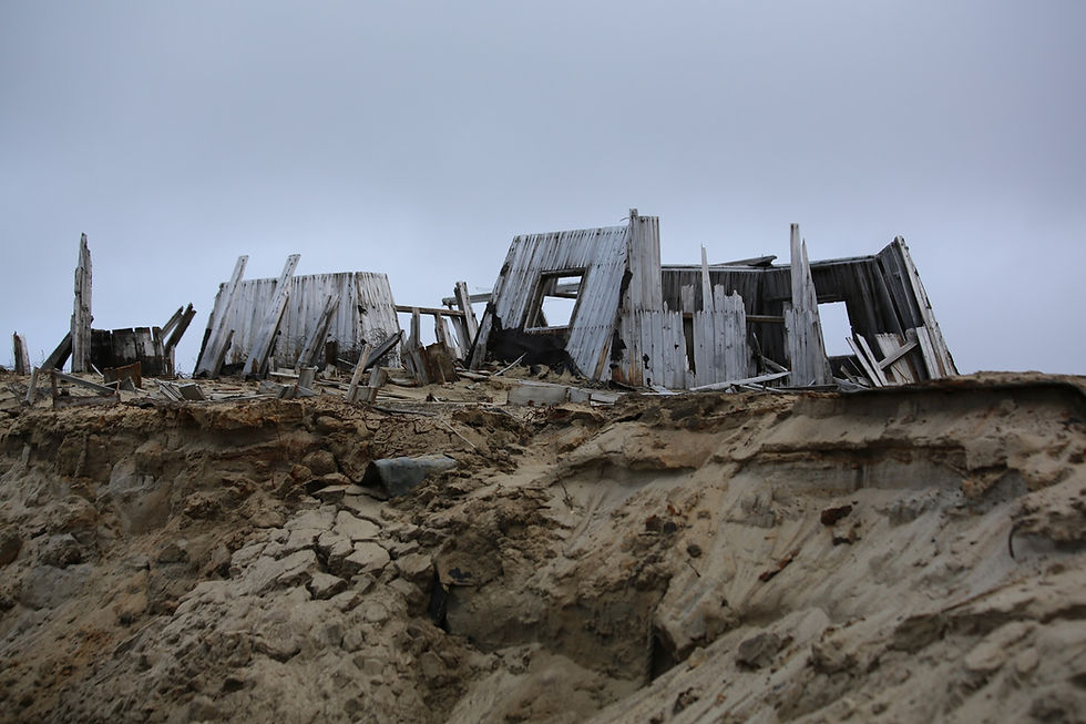 Исторический памятник на разрушающемся берегу. Лето 2017 года. Фото - Юлия Петрова www.turpressa.com