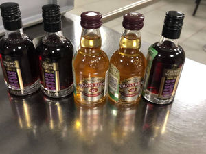 Стюардессу задержала полиция с бутылочками алкоголя. Она вынесла их из самолёта после рейса.