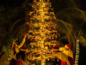 Праздник к нам приходит!
Три мальдивских курорта сети Marriott зовут в гости на новогодние каникулы.