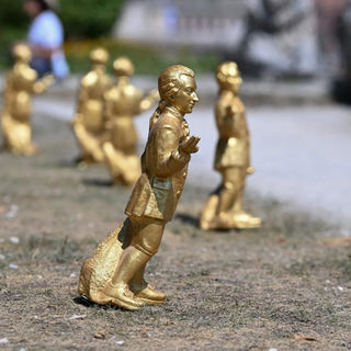 В Зальцбурге украли 210 золотых статуэток Моцарта — арт-инсталляцию пришлось закрыть досрочно