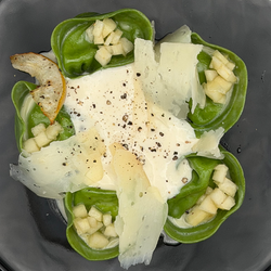 TORTELLI DI PASTA VERDE RIPIENI DI RICOTTA DI BUFALA