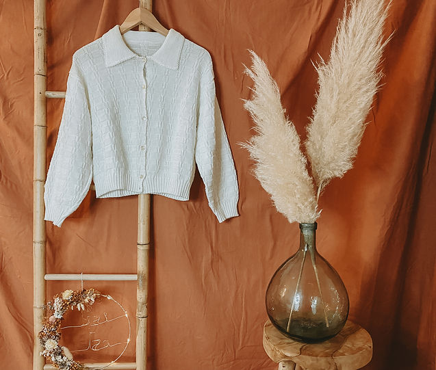 Collection capsule Winter Lovers de Bizitza - vêtement hiver cocooning seconde main vintage pull gilet maille plumeau beige orange terracota