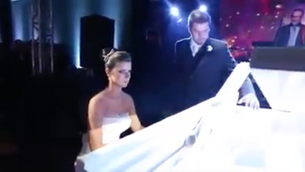 Al matrimonio la sposa suona Fear of the Dark al piano per il marito! (VIDEO)