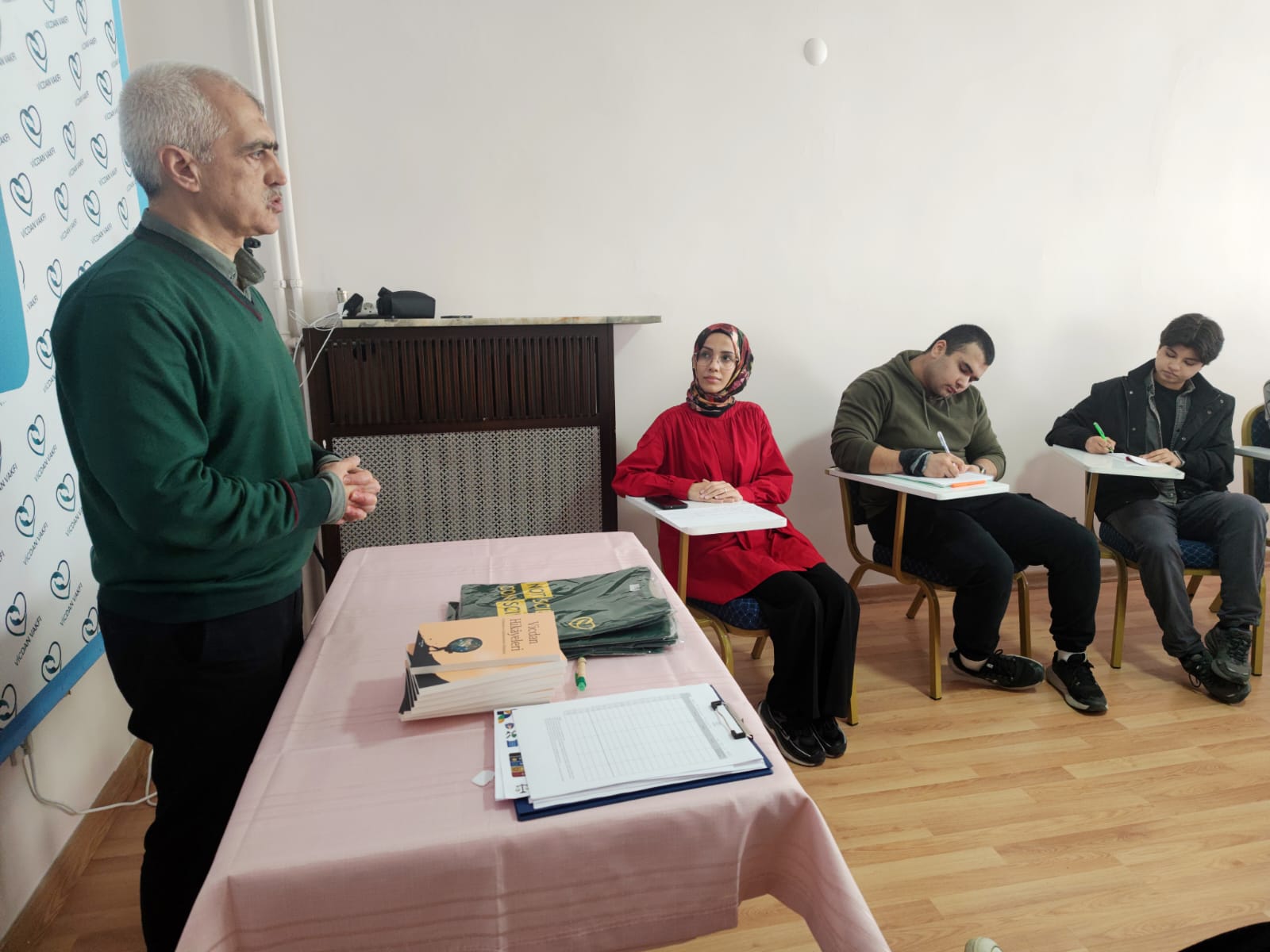 Blog: Vicdan Vakfı’nda Münazara Buluşması: Gençler Rachel Corrie Anısına Bir Araya Geldi