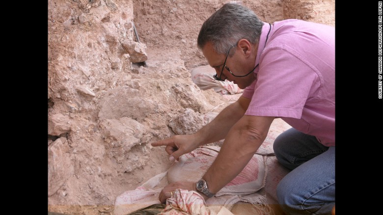 Jean-Jacques Hublin Jebel İrhoud'daki kalıntıları ilk kez incelerken. Zamanla ezilmiş insan kafatasını işaret ediyor. 