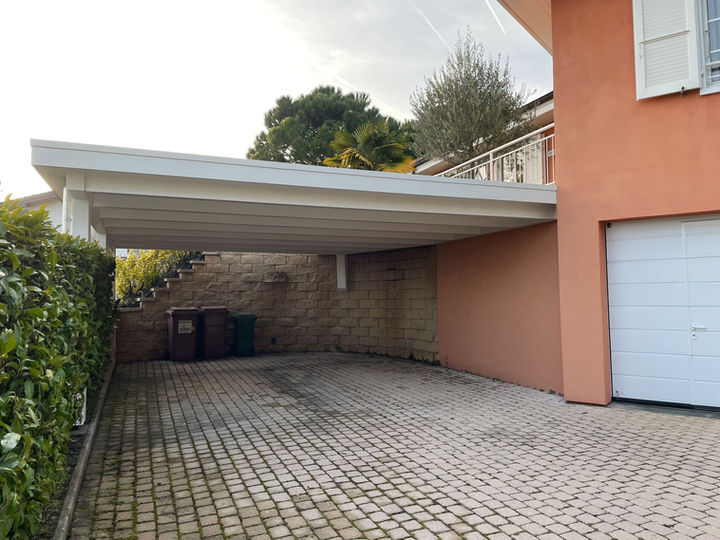Couvert bois, abri voiture, caport, uninorm, mobitec, cover-car, terrasse bois, pool-house, cabanon, local de rangement, couvert moderne, abri toit plat, carport aluminium, carport métallique,  système d'abri, garage préfabriqué, caport sur mesure, toiture 2 pans, carport autoporteur, carport suisse, couvert en bois, couvert métallique.