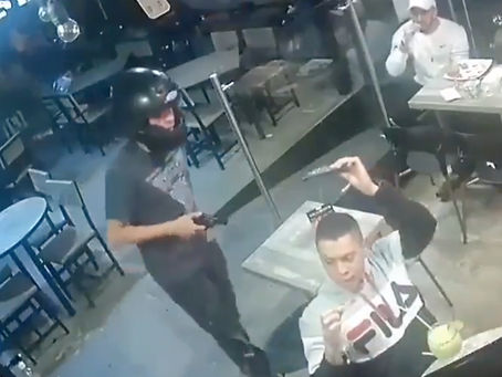 ¡Insólito! Hombre siguió comiendo su pollito mientras lo asaltaban
