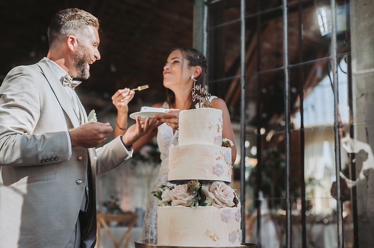 Brautpaar beim Tortenanschnitt
