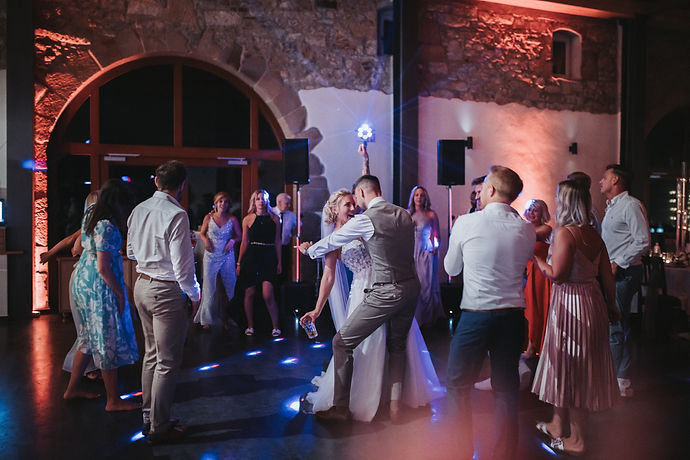 Brautpaar beim Tanzen in der Eventscheune in Langenburg