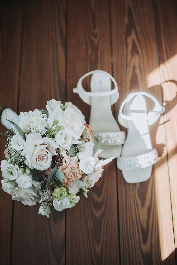 Brautstrauß und Schuhe der Braut