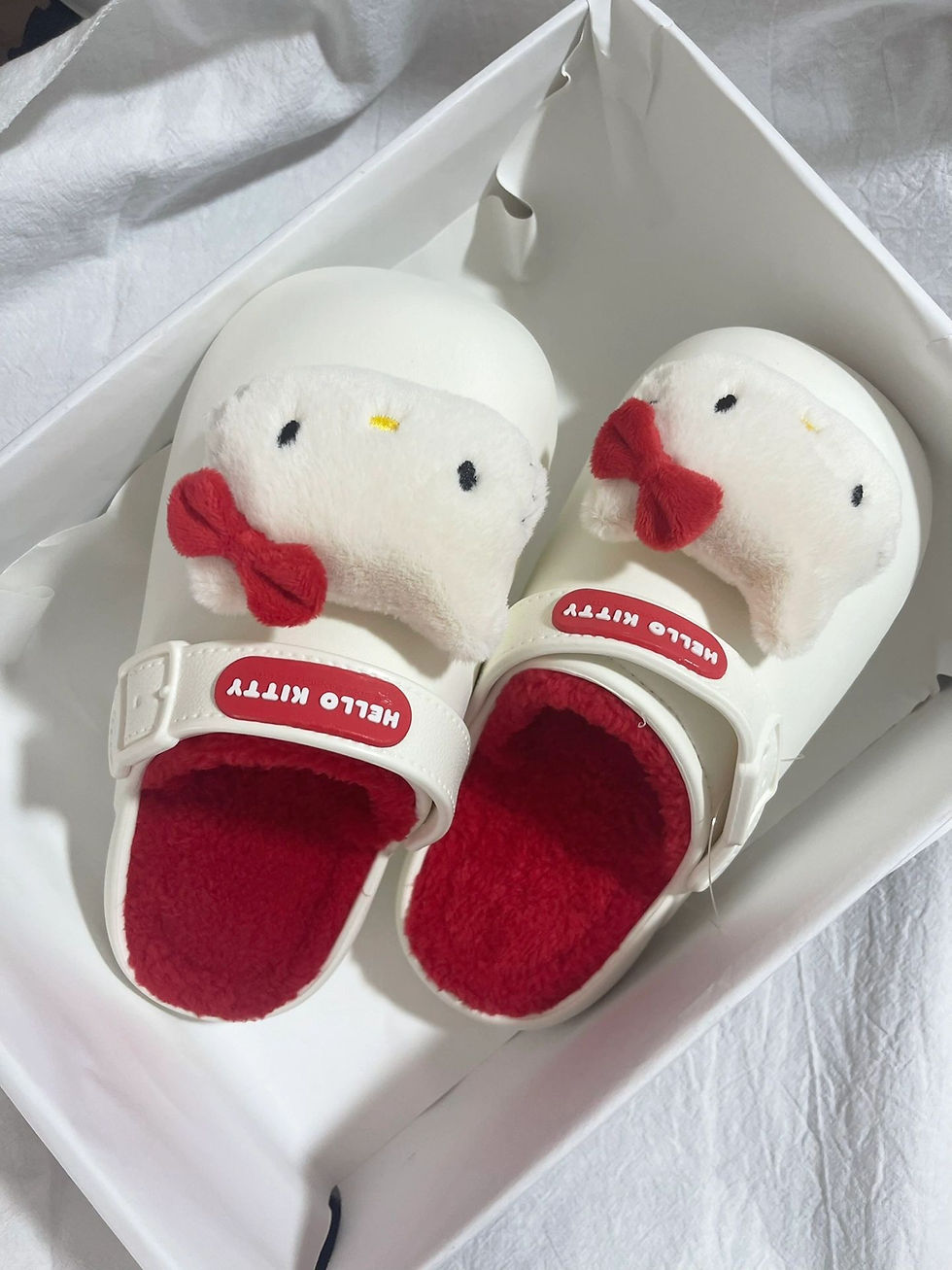 थंबनेल: Hello Kitty Clogs w/ Fur Insoles