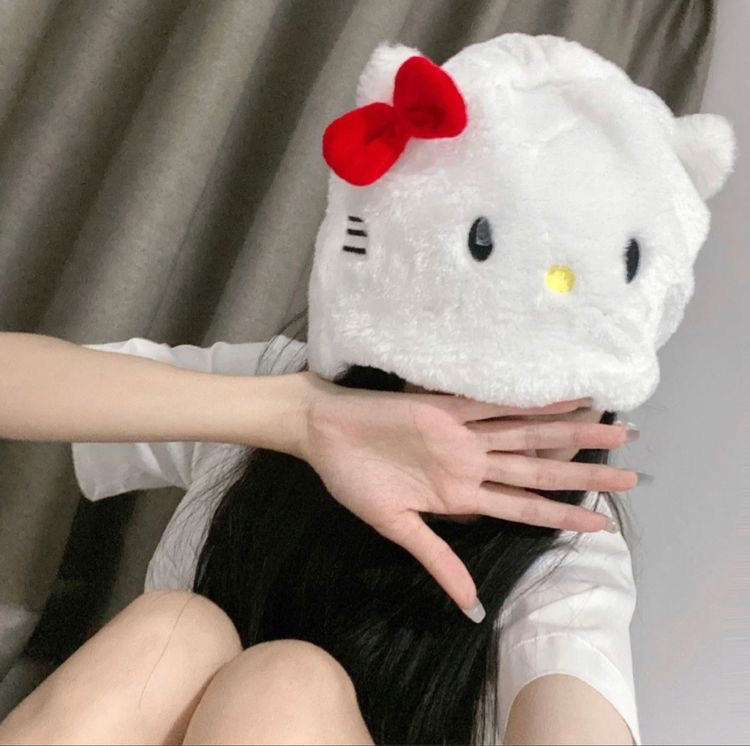 Thumbnail: Hello Kitty Furry Hat